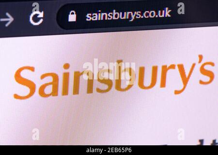 Primo piano dello schermo con il logo di Sainsbury Foto Stock