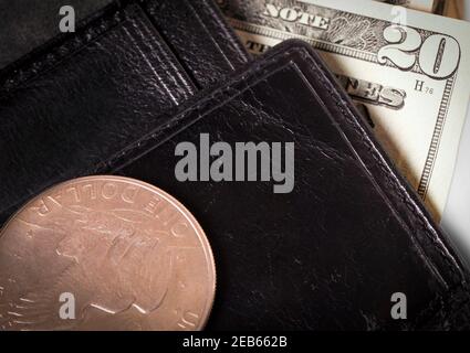 Il denaro in un portafoglio in pelle. Messa a fuoco selettiva Foto Stock