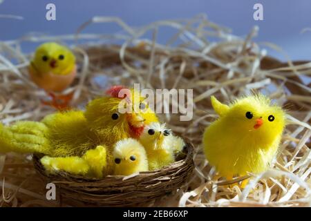 Decorazioni pasquali. Nel cesto di vimini sono polli di paglia. Nella covata sono troppo polli. Foto Stock