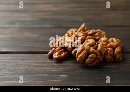 Un mucchio di gustose noci su sfondo di legno Foto Stock