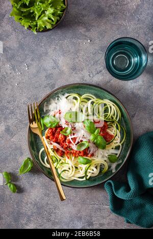 Cheto paleo zoodles bolognese: Zucchine spaghetti con sugo di carne e formaggio parmigiano Foto Stock