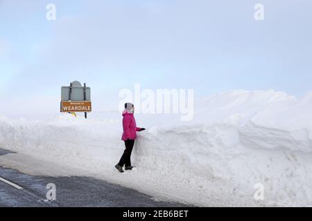 B6278, Teesdale, County Durham, Regno Unito. 12 febbraio 2021. Regno Unito Meteo. I venti forti e la neve pesante della scorsa settimana hanno creato grandi nevicate lungo la strada B6278 tra Teesdale e Weardale nella contea di Durham. Credit: David Forster/Alamy Live News Foto Stock