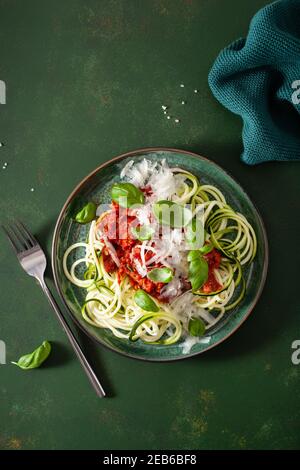 Cheto paleo zoodles bolognese: Zucchine spaghetti con sugo di carne e formaggio parmigiano Foto Stock