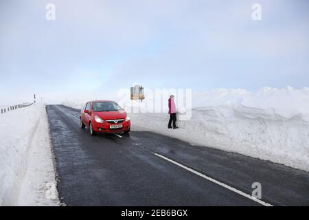 B6278, Teesdale, County Durham, Regno Unito. 12 febbraio 2021. Regno Unito Meteo. I venti forti e la neve pesante della scorsa settimana hanno creato grandi nevicate lungo la strada B6278 tra Teesdale e Weardale nella contea di Durham. Credit: David Forster/Alamy Live News Foto Stock