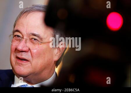 Berlino, Germania. 12 Feb 2021. Armin Laschet (CDU), Ministro Presidente della Renania Settentrionale-Vestfalia, è intervistato durante la millesima sessione del Bundesrat. La camera del Länder fu costituita a Bonn il 7 settembre 1949, lo stesso giorno del Bundestag. Credit: Fabrizio Bensch/Reuters/Pool/dpa/Alamy Live News Foto Stock