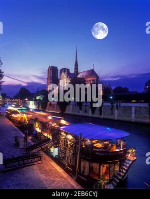 2000 STORICO ORMEGGIATO PENICHE CHIATTA RISTORANTE NOTRE DAME CATTEDRALE QUAI DE MONTEBELLO ILE DE LA CITE SENNA PARIGI FRANCIA Foto Stock