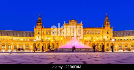 Piazza di Spagna, illuminata di notte, a Siviglia, Andalusia, Spagna Foto Stock