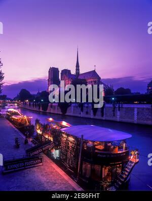 2000 STORICO ORMEGGIATO PENICHE CHIATTA RISTORANTE NOTRE DAME CATTEDRALE QUAI DE MONTEBELLO ILE DE LA CITE SENNA PARIGI FRANCIA Foto Stock