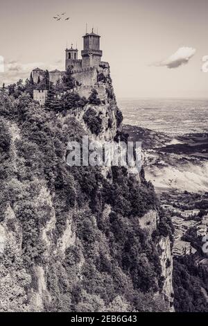 Bella vista verticale vintage della Rocca Guaita o prima Torre della Repubblica di San Marino Foto Stock