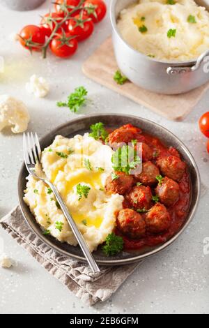 keto paleo dieta pranzo purè cavolfiore con polpette Foto Stock