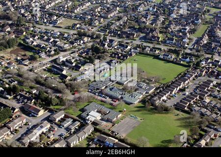 Veduta aerea di Carterton nell'Oxfordshire, con la scuola elementare Edith Moorhouse e la scuola primaria cattolica St Joseph, e campi da gioco etc prominenti Foto Stock