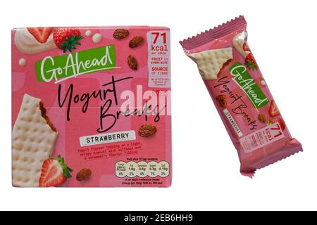 Lo yogurt Passi pure rompe la fragola con una confezione rimossa scatola isolata su sfondo bianco Foto Stock