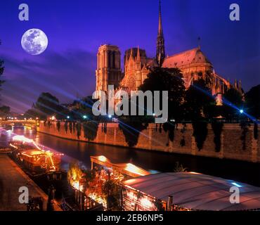 2000 STORICO ORMEGGIATO PENICHE CHIATTA RISTORANTE NOTRE DAME CATTEDRALE QUAI DE MONTEBELLO ILE DE LA CITE SENNA PARIGI FRANCIA Foto Stock