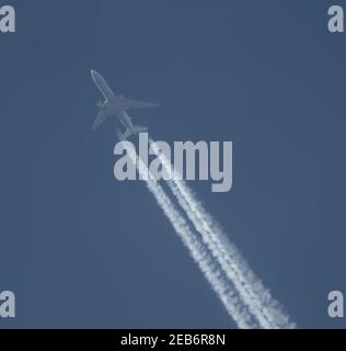 Londra, Regno Unito. 12 febbraio 2021. Traffico aereo su Londra durante la pandemia di Covid-19. Lufthansa Cargo McDonnell Douglas MD-11F volo da Chicago a Francoforte a 32.900 piedi sorvolando Londra, Regno Unito. Credito: Malcolm Park/Alamy Foto Stock