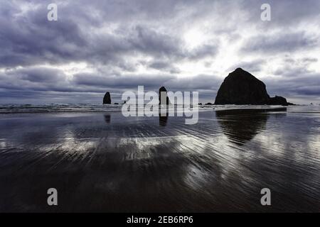 Offshore Stack in luce serale Cannon Beach Oregon, USA LA001000 Foto Stock