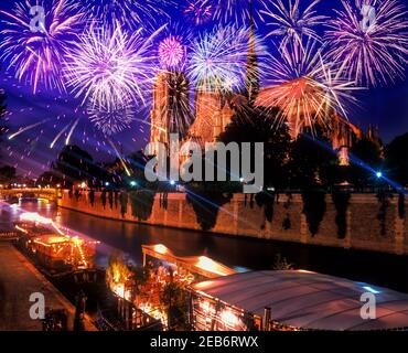 2000 STORICO ORMEGGIATO PENICHE CHIATTA RISTORANTE NOTRE DAME CATTEDRALE QUAI DE MONTEBELLO ILE DE LA CITE SENNA PARIGI FRANCIA Foto Stock