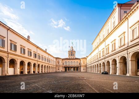 Il cortile interno del Palazzo del Quirinale, dove risiede il Presidente della Repubblica Italiana a Roma in Italia Foto Stock