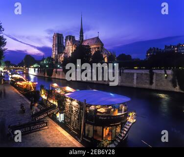 2000 STORICO ORMEGGIATO PENICHE CHIATTA RISTORANTE NOTRE DAME CATTEDRALE QUAI DE MONTEBELLO ILE DE LA CITE SENNA PARIGI FRANCIA Foto Stock