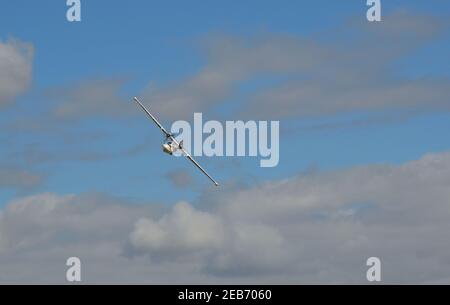 D'epoca PBY-5A Catalina "Miss Pick Up" (G-PBYA) Flying Boat in Flight. Nuvole e cielo blu. Foto Stock