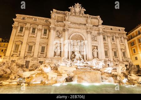 La Fontana di Trevi di notte è la più grande e una delle più famose fontane di Roma. Italia Foto Stock