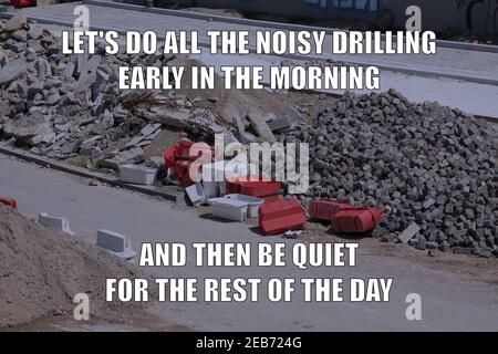 I lavoratori edili al mattino rumorano meme divertenti per la condivisione dei social media. Problemi di cantiere. Foto Stock