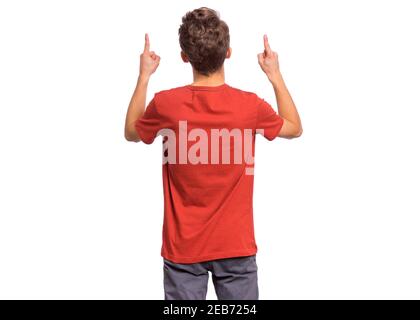 Bel ragazzo teenager con la schiena girata alla macchina fotografica, indicando qualcosa, isolato su sfondo bianco Foto Stock