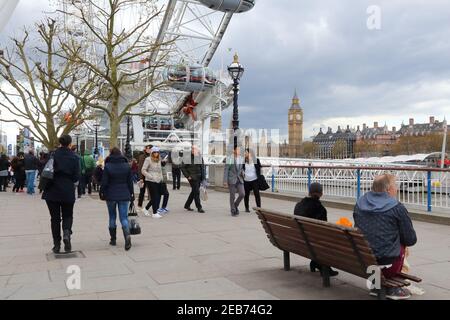 LONDON, Regno Unito - 23 Aprile 2016: la gente visita Tamigi a Londra, Regno Unito. Londra è la città più popolosa del Regno Unito con 13 milioni di persone che vivono in Foto Stock