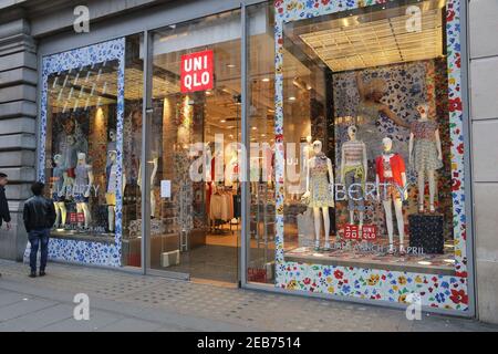 LONDON, Regno Unito - 23 Aprile 2016: persone shop a Uniqlo, Oxford Street a Londra. Oxford Street ha circa mezzo milione di visitatori al giorno e 320 sto Foto Stock