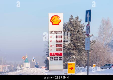 KEMEROVO - DEC 28: Stazione di rifornimento CON logotipo giallo durante la giornata invernale in Siberia, Kemerovo, dicembre 28. 2020 in Russia Foto Stock
