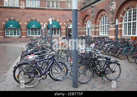 COPENAGHEN, DANIMARCA - 10 MARZO 2011: Biciclette parcheggiate di fronte alla stazione centrale di Copenaghen. 579,513 vivono nella capitale danese di Copenaghen. Foto Stock