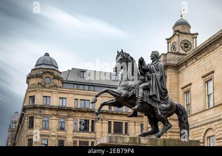 Edimburgo Sir John Steell statua equestre del Duca di Wellington - 'il duca di ferro in bronzo di Steell' Edimburgo 1852 fuori dal Register House Foto Stock