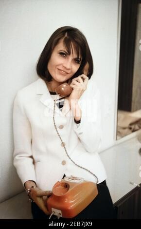 Die britische Popsängerin Sandie Shaw, Deutschland 1960er Jahre. British pop cantante Sandie Shaw, Germania 1960s. 24x36swNeg22 Foto Stock