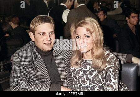 Die deutsche Schauspielerin Ini Assmann unterwegs in der Partyszene in München, Deutschland 1960er Jahre. Attrice tedesca Ini Assmann partying a Monaco di Baviera, Germania 1960s. 24x36swNeg94 Foto Stock