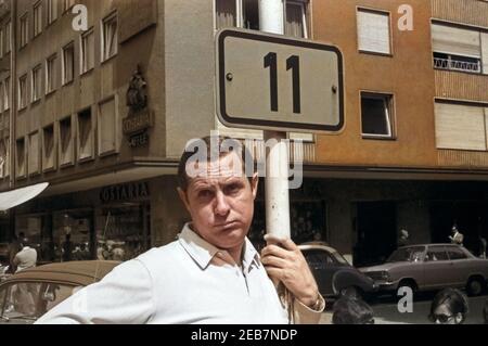 Der deutsche Schauspieler Karl Heinz Hillebrand in München, Deutschland 1960er Jahre. Attore tedesco Karl Heinz Hillebrand a Monaco di Baviera, Germania 1960s. 24x36swNeg155 Foto Stock