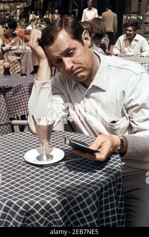 Der deutsche Schauspieler Karl Heinz Hillebrand in einen Straßencafe in München, Deutschland 1960er Jahre. Attore tedesco Karl Heinz Hillebrand a street cafe a Monaco di Baviera, Germania 1960s. 24x36swNeg155 Foto Stock