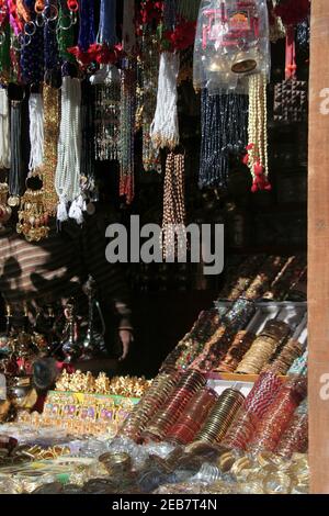 BAILUKUPPE, INDIA - 16 dicembre 2011: Esposizione di bracciali, collane e altri oggetti in negozio di fantasia Foto Stock