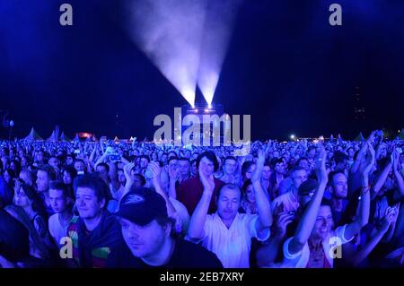Vienna, Austria. 23 giugno 2012. Pubblico di concerti al Donauinselfest di Vienna. Foto Stock