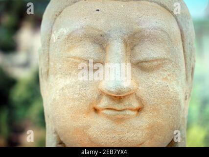 (210212) -- PECHINO, 12 febbraio 2021 (Xinhua) -- Foto scattata il 12 febbraio 2021 mostra parte di una testa di Buddha di pietra di una statua nella Grotta 8 delle Grotte di Tianlongshan durante una mostra al Luxun Museum di Pechino, capitale della Cina. Una testa di Buddha di pietra che è stata rubata dalla Cina quasi un secolo fa e recentemente recuperata è apparsa in una mostra al Museo Luxun di Pechino a partire da Venerdì, che è il cinese Lunar New Year. La testa del Buddha appartiene a una delle numerose statue di pietra nelle grotte di Tianlongshan, nella città di Taiyuan, nella provincia di Shanxi. Era la centesima reliquia re Foto Stock