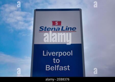 Un cartello all'esterno del terminal dei traghetti Stena Line al numero 12 di Quays a Birkenhead, da dove i servizi di traghetto roll on roll off (roro) per Belfast Foto Stock