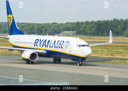 WEEZE, NRW, GERMANIA - 10 SETTEMBRE 2018: Aereo della compagnia aerea Ryanair sulla pista dell'aeroporto di Weeze. Foto Stock