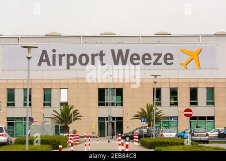 WEEZE, NRW, GERMANIA - 10 SETTEMBRE 2018: Area d'ingresso dell'aeroporto regionale Weeze fotografata dal parcheggio Foto Stock