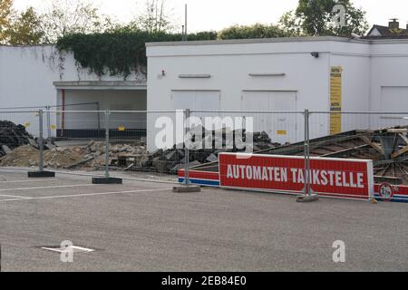 HEILIGENHAUS, NRW, GERMANIA - 19 OTTOBRE 2018: Demolizione della stazione di servizio di Heiligenhaus, dietro il supermercato Real Foto Stock