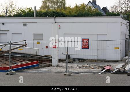 HEILIGENHAUS, NRW, GERMANIA - 19 OTTOBRE 2018: Demolizione della stazione di servizio di Heiligenhaus, dietro il supermercato Real Foto Stock
