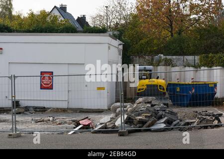 HEILIGENHAUS, NRW, GERMANIA - 19 OTTOBRE 2018: Demolizione della stazione di servizio di Heiligenhaus, dietro il supermercato Real Foto Stock