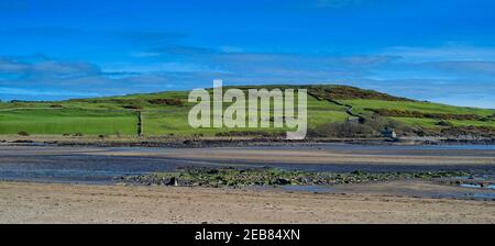 Brighouse Bay al sole di primavera, vicino al villaggio di Borgue, Dumfries e Galloway South West Scotland. Foto Stock