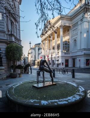 Statua di ballerina nella neve fuori dal Teatro reale dell'Opera nel Covent Garden. Foto Stock