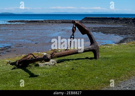 Le navi arrugginite si ancorano nel villaggio costiero scozzese di Garlieston Dumfries e Galloway Foto Stock