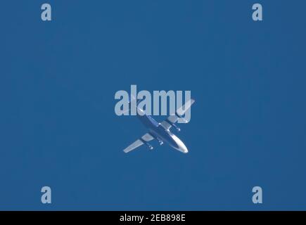 Londra, Regno Unito. 12 febbraio 2021. Traffico aereo su Londra durante la pandemia di Covid-19. Un aereo da carico bielorusso Rubystar Airways Antonov AN-12 vola su Londra a 25.000 metri da Birmingham diretto a Bratislava. Credito: Malcolm Park/Alamy. Foto Stock