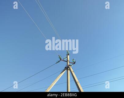 torretta di trasmissione per linee elettriche aeree ad alta tensione. isolatori in vetro estensito, consiste nell'assemblaggio di isolatori di sospensione. cemento armato s Foto Stock