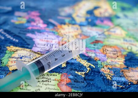 Siringa sulla mappa dell'Europa. Concetto di vaccinazione nei paesi dell'UE durante la pandemia di covid-19 Foto Stock